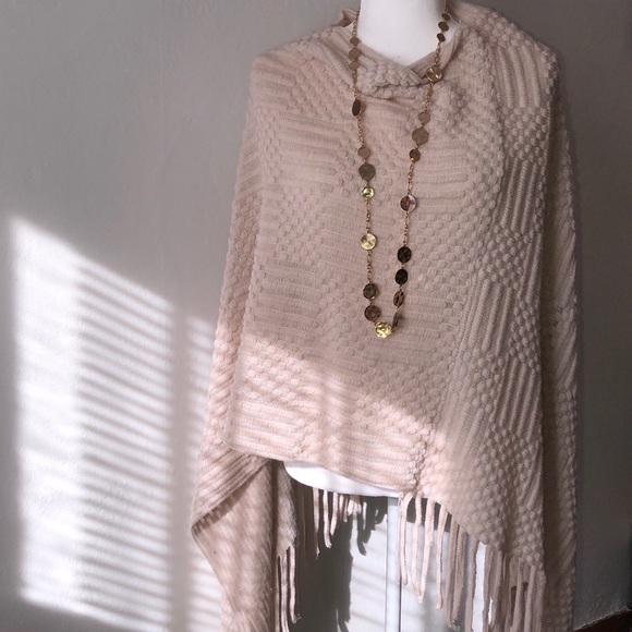 Sweaters - 🍁🙌🏻HOST PICK!!🙌🏻🍁Cream colored Knit Poncho